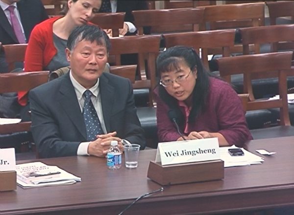 中国民主运动海外联席会议主席魏京生(左前)和秘书长黄慈萍(右)(摄影:吴天明/大纪元) 中国民主运动海外联席会议主席魏京生(左前)和秘书长黄慈萍(右)(摄影:吴天明/大纪元)