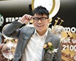 眼鏡和他的招牌笑容是Hanjin的「商標」。(攝影:司馬日/大紀元)