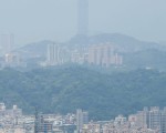 专家指出，台湾肺腺癌的发生率逐年上升，主要原因与台湾空气中的细悬浮微粒太高有关。图为2010年3月23日，从台北县新店一高处眺望台北市101大楼。（ Sam YEH/AFP）