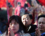 中国新年民众拜神祭祖 古老民俗世代传承