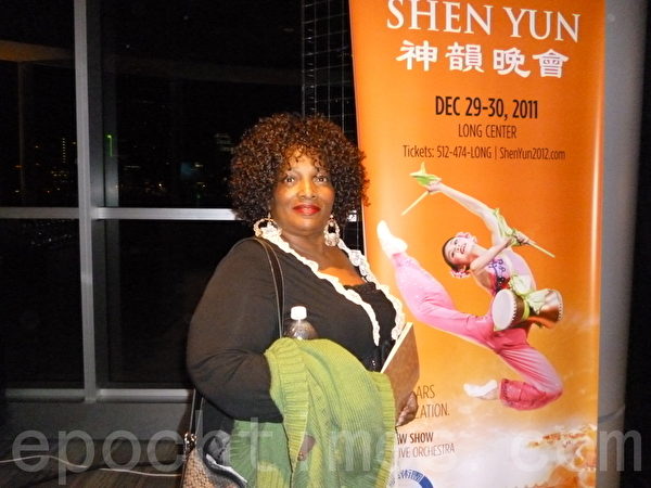 前美國國稅局官員Patricia Stillwell女士認為神韻節目中對中國傳統文化的展現非常完美。(攝影:易永琦/大紀元) 前美國國稅局官員Patricia Stillwell女士認為神韻節目中對中國傳統文化的展現非常完美。(攝影:易永琦/大紀元)