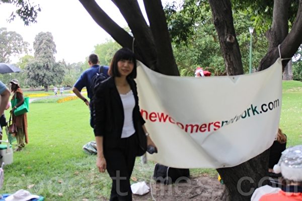 2011年12月25日聖誕節中午,新移民和新遊客匯聚在市中心的女王公園,分享心靈故事。圖為墨爾本大學研究學者黎佩炎女士。(攝影: 劉珍 / 大紀元) 2011年12月25日聖誕節中午,新移民和新遊客匯聚在市中心的女王公園,分享心靈故事。圖為墨爾本大學研究學者黎佩炎女士。(攝影: 劉珍 / 大紀元)