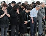 面對危難誠心悔過，將是自救的唯一法門。圖為日本宮城縣石卷市地震和海嘯遇難者的親屬為逝者禱告。（AFP）