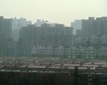 2012年1月10日，北京受到濃霧襲擊，部分地區能見度降至200公尺，造成往返北京的150多架航班停飛或延誤。（Ed Jones/AFP/Getty Images）