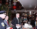 图:苏尔(左一)、李孟贤(左二)和贾斯康(左三)与一个商家老板交谈。(摄影:吴雅儒/大纪元)