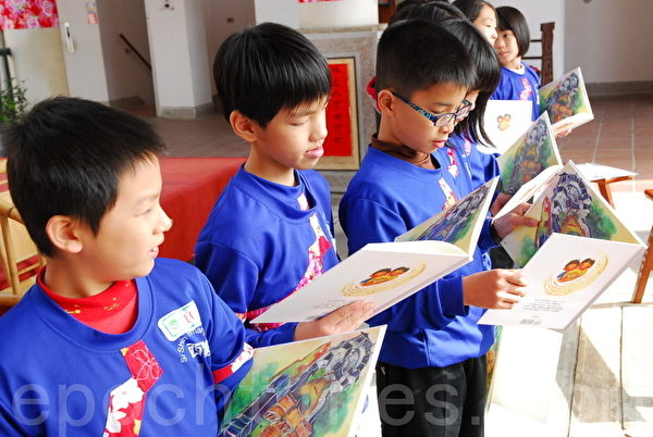 屏东县竹田乡西势国小学子,朗诵着客家绘本“阿明牯,阿妞妹大冒险”中的词句。(摄影: 王镜瑜 / 大纪元) 屏东县竹田乡西势国小学子,朗诵着客家绘本“阿明牯,阿妞妹大冒险”中的词句。(摄影: 王镜瑜 / 大纪元)