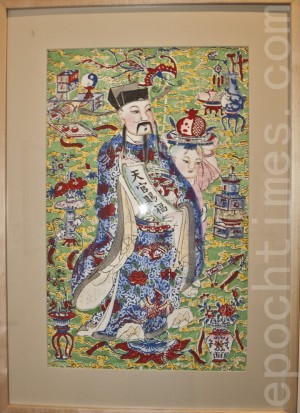 1月22日至3月底,中華歷史博物館舉辦年畫與民俗展。圖為展出的一張「天官賜福」年畫。(攝影:楊婕/大紀元)
