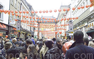 1月29日倫敦唐人街，主街的爵祿街上，中西方人士感受中國新年的喜慶氣氛。（攝影：梁思成/大紀元）