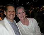 1月31日奥古斯塔哥伦比亚郡芭蕾舞学校创办人及艺术总监琼斯（Ron Jones）夫妇在威廉‧贝尔剧院观看神韵演出（摄影：李明希/大纪元）