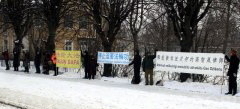 拉脱维亚首都里加,1月27日,法轮功学员在中使馆对面反迫害。(大纪元) 拉脱维亚首都里加,1月27日,法轮功学员在中使馆对面反迫害。(大纪元)