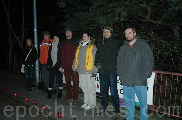 斯洛伐克首都布拉迪斯拉发(Bratislava)的中使馆前。右一是国会议员安德烈•道斯塔尔(Ondrej Dostal)。(大纪元) 斯洛伐克首都布拉迪斯拉发(Bratislava)的中使馆前。右一是国会议员安德烈•道斯塔尔(Ondrej Dostal)。(大纪元)