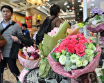 图为花店在销售各式亮丽花束,等待赠给有情人。(摄影:宋祥龙/大纪元)