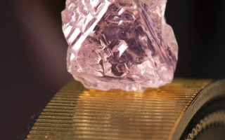 澳大利亚矿业公司成功开采世界罕见粉钻