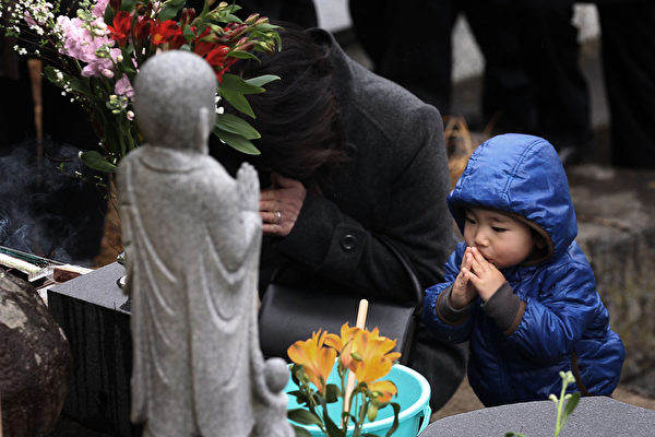 2012年3月10日,陸前高田市,民眾祭拜罹難親屬。 (Chris McGrath/Getty Images) 2012年3月10日,陸前高田市,民眾祭拜罹難親屬。 (Chris McGrath/Getty Images)