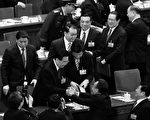 3月15日,中共宣布薄熙来免职,随后中共内斗之火延向中央政治局常委、政法委书记周永康。而周永康因为被江系的不断出卖,处于腹背受敌的状态。最近,江系红人、中共人大委员长吴邦国开始对过去江泽民授意其做的事情不认账了,消息称吴邦国暗中向胡温示好、求和。图为3月中共两会期间,胡锦涛(中间戴眼睛)与座位下的吴邦国握手,吴邦国后面是王兆囯,胡背后的右边第二位是中共政法委书记周永康。此新闻照被中国网民调侃成“第二次握手”,暗示吴邦国给胡示好,胡背后的周永康表情复杂、态度暧昧。(图片来源:法新社)