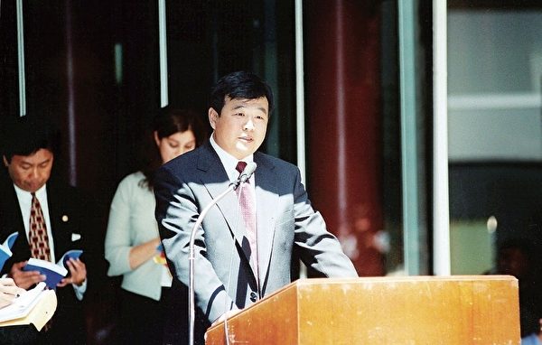 一九九九年六月二十五日李洪志先生在接受美国伊利诺州州长、州财政部长和芝加哥市长嘉奖的颁奖仪式上讲话。(明慧网) 一九九九年六月二十五日李洪志先生在接受美国伊利诺州州长、州财政部长和芝加哥市长嘉奖的颁奖仪式上讲话。(明慧网)