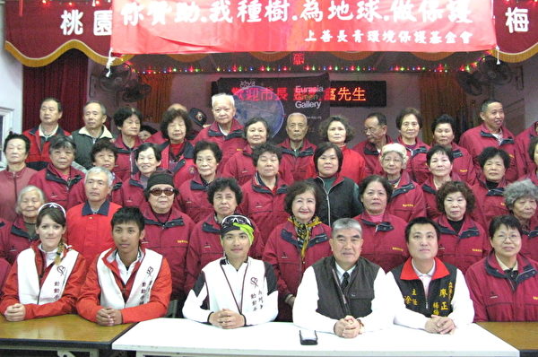 楊梅大合社區歡迎熱血三青年張晏鐘等(攝影:徐乃義/大紀元) 楊梅大合社區歡迎熱血三青年張晏鐘等(攝影:徐乃義/大紀元)