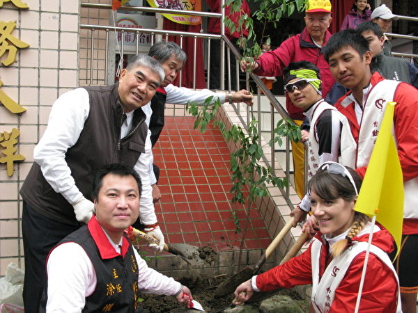 左楊梅市長彭聖富表示與熱血三青年張晏鐘等植樹(攝影:徐乃義/大紀元) 左楊梅市長彭聖富表示與熱血三青年張晏鐘等植樹(攝影:徐乃義/大紀元)