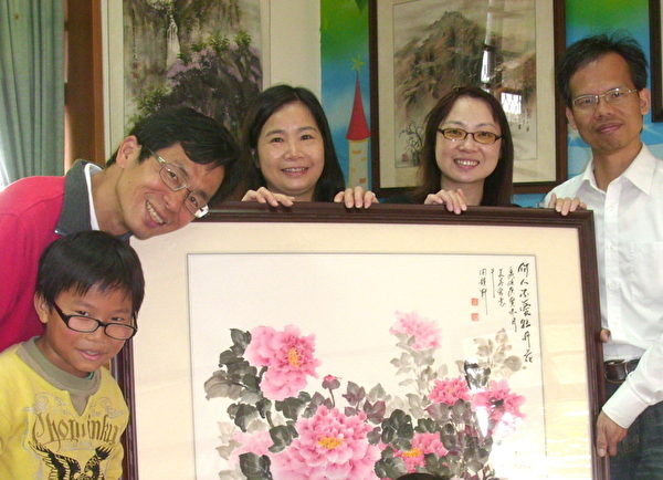 “育仁才女”罗美春水墨画作(摄影:徐乃义/大纪元) “育仁才女”罗美春水墨画作(摄影:徐乃义/大纪元)