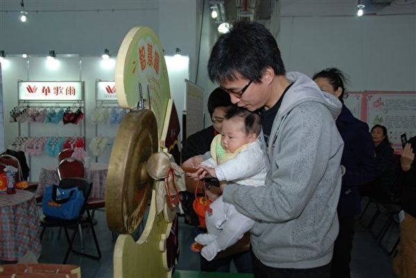 抓週儀式敲智慧鑼(攝影:陳建霖/大紀元) 抓週儀式敲智慧鑼(攝影:陳建霖/大紀元)