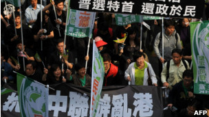 港人游行抗议中共干预香港事务