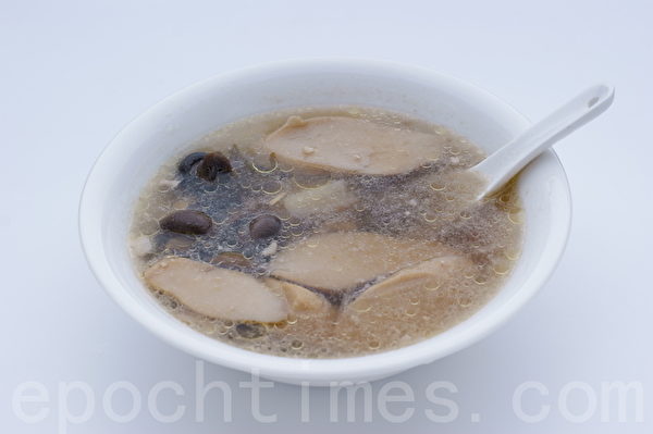 煮鸡胸肉剩余的高汤,放进各种菇类,煮开后就是一道美味又健康的养生菇菇鸡汤。(摄影: 江柏逸 / 大纪元) 煮鸡胸肉剩余的高汤,放进各种菇类,煮开后就是一道美味又健康的养生菇菇鸡汤。(摄影: 江柏逸 / 大纪元)