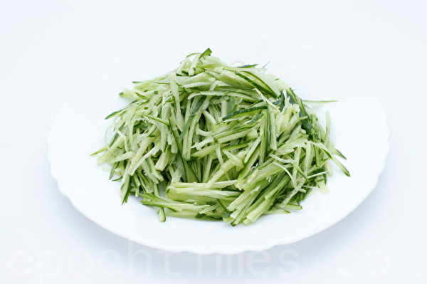 小黄瓜丝(摄影: 江柏逸 / 大纪元) 小黄瓜丝(摄影: 江柏逸 / 大纪元)
