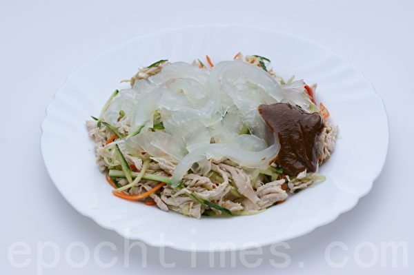 鸡丝拉皮(摄影: 江柏逸 / 大纪元) 鸡丝拉皮(摄影: 江柏逸 / 大纪元)
