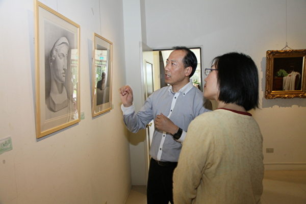 李园正在为观众导览画作(摄影:廖平风/大纪元) 李园正在为观众导览画作(摄影:廖平风/大纪元)