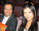 東洋歐帝克公司董事長陳茂盛帶著女兒，2012年4月7日晚間，在桃園展演中心觀賞神韻紐約藝術團的演出。（攝影：岳芸／大紀元）
