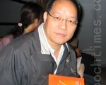 清云科技大学电机系教授彭桠富，2012年 4月 8日上午10点，在桃园展演中心观赏神韵纽约艺术团在台湾的最后一场演出。（摄影：岳芸／大纪元）