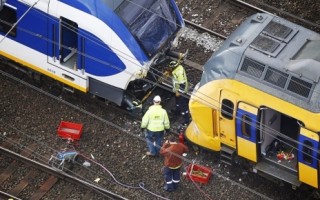 荷兰重大意外 火车对撞136人伤