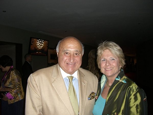 2012年4月22日,Hudson Valley 銀行資深副總裁Ronald Sylvestri與妻子、醫療服務公司Medicine Home Management的老闆Donna一起觀看了紐約神韻晚會加場。(攝影:徐竹思/大紀元) 2012年4月22日,Hudson Valley 銀行資深副總裁Ronald Sylvestri與妻子、醫療服務公司Medicine Home Management的老闆Donna一起觀看了紐約神韻晚會加場。(攝影:徐竹思/大紀元)