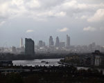 2012年4月20日,從英國格林威治公園遠眺大雨中的倫敦金融區。(Oli Scarff/Getty Images)