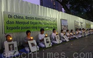 法轮功4.25纪念日   印尼学员与市民互动