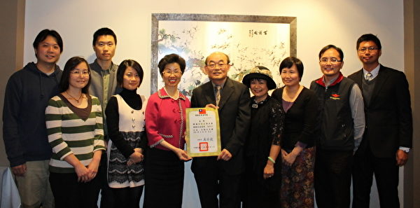 驻澳大利亚代表张小月与坎培拉台乡会全体干部合影(驻澳代表处提供) 驻澳大利亚代表张小月与坎培拉台乡会全体干部合影(驻澳代表处提供)