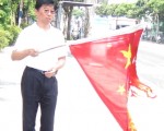 湖北省长访台 受害台商抗议烧五星旗