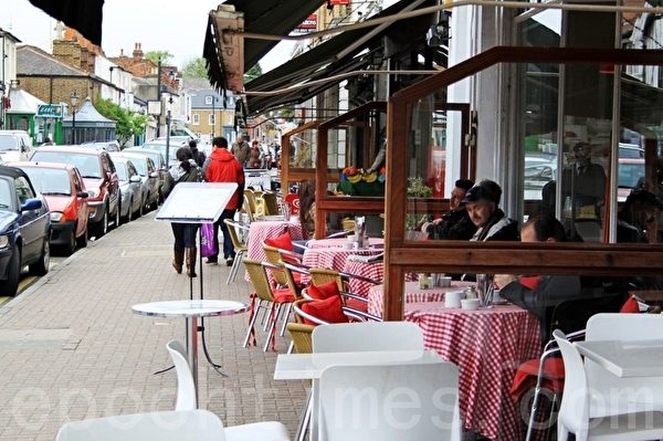 莫里瑟(Molesey)小镇的景色(摄影: 大纪元/李景行) 莫里瑟(Molesey)小镇的景色(摄影: 大纪元/李景行)