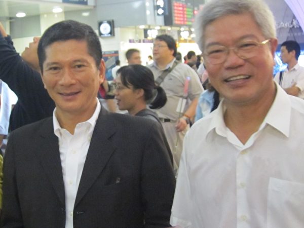 高雄副市长李永得(左)及农业局长蔡复进(右),陪同市长陈菊前往左营高铁站大力行销内门火鹤花,民众领取十分踊跃。(摄影:林秀文/大纪元) 高雄副市长李永得(左)及农业局长蔡复进(右),陪同市长陈菊前往左营高铁站大力行销内门火鹤花,民众领取十分踊跃。(摄影:林秀文/大纪元)