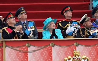 組圖：登基60年大慶 英國女王檢閱軍隊