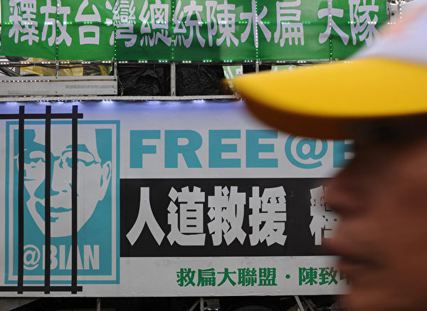 2012年05月19日,民眾表示日子太難過了,他們要馬英九「踹共」(出來講),給他們一個交代。(AFP) 2012年05月19日,民眾表示日子太難過了,他們要馬英九「踹共」(出來講),給他們一個交代。(AFP)