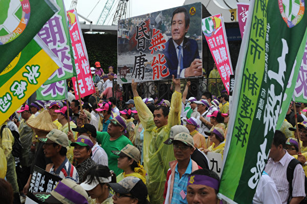 2012年05月19日,民眾表示日子太難過了,他們要馬英九「踹共」(出來講),給他們一個交代。(AFP) 2012年05月19日,民眾表示日子太難過了,他們要馬英九「踹共」(出來講),給他們一個交代。(AFP)