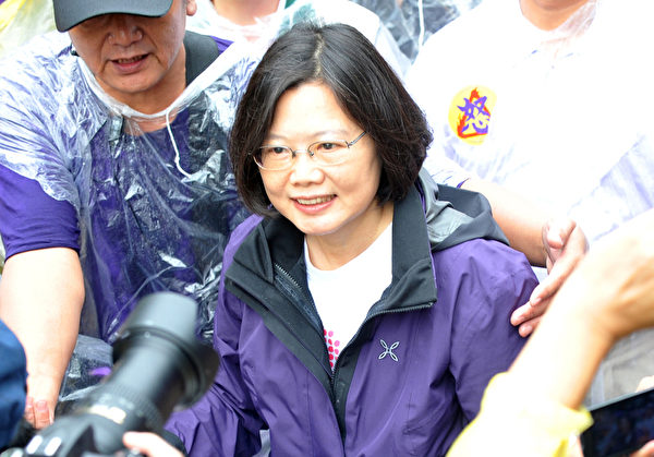 2012年05月19日,民眾表示日子太難過了,他們要馬英九「踹共」(出來講),給他們一個交代。圖為前民進黨主席蔡英文率領第二大隊。(Mandy Cheng/AFP/GettyImages) 2012年05月19日,民眾表示日子太難過了,他們要馬英九「踹共」(出來講),給他們一個交代。圖為前民進黨主席蔡英文率領第二大隊。(Mandy Cheng/AFP/GettyImages)