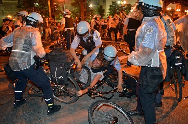 2012年5月20日,芝加哥警察制服抗议北约首脑会议示威民众。(Joe Compean/Getty Images) 2012年5月20日,芝加哥警察制服抗议北约首脑会议示威民众。(Joe Compean/Getty Images)