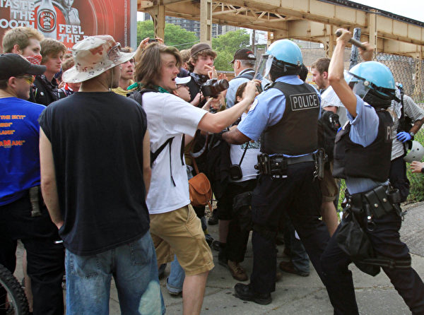 2012年5月20日,在芝加哥市抗议北约首脑会议群众与警方爆发激烈冲突。
(TASOS KATOPODIS/AFP/GettyImages) 2012年5月20日,在芝加哥市抗议北约首脑会议群众与警方爆发激烈冲突。
(TASOS KATOPODIS/AFP/GettyImages)