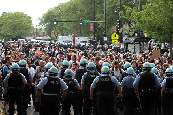 2012年5月20日,抗议北约首脑会议群众对与芝加哥警方对峙。(TASOS KATOPODIS/AFP/GettyImages) 2012年5月20日,抗议北约首脑会议群众对与芝加哥警方对峙。(TASOS KATOPODIS/AFP/GettyImages)