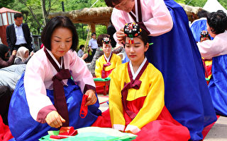 组图：韩国成人日 再现传统文化