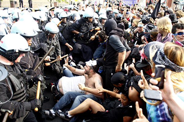 2012年05月20日,抗议北约首脑会议的示威者与警方发生冲突。(Joshua Lott/Getty Images) 2012年05月20日,抗议北约首脑会议的示威者与警方发生冲突。(Joshua Lott/Getty Images)