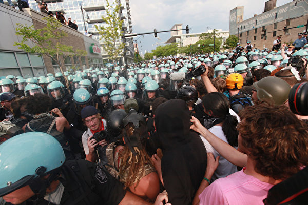 2012年05月20日,抗议北约首脑会议的示威者与警方发生冲突。(Scott Olson/Getty Images) 2012年05月20日,抗议北约首脑会议的示威者与警方发生冲突。(Scott Olson/Getty Images)