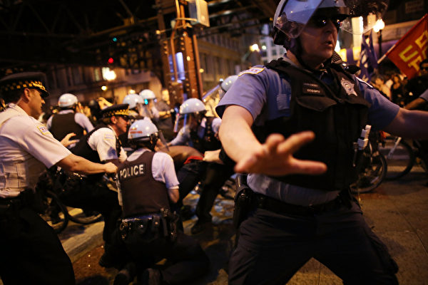2012年5月20日,芝加哥警察制服抗议北约首脑会议示威民众。( Spencer Platt/Getty Images) 2012年5月20日,芝加哥警察制服抗议北约首脑会议示威民众。( Spencer Platt/Getty Images)